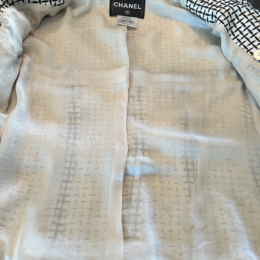 CHANEL Black and White Patterned Blazer - Picture 13 of 13